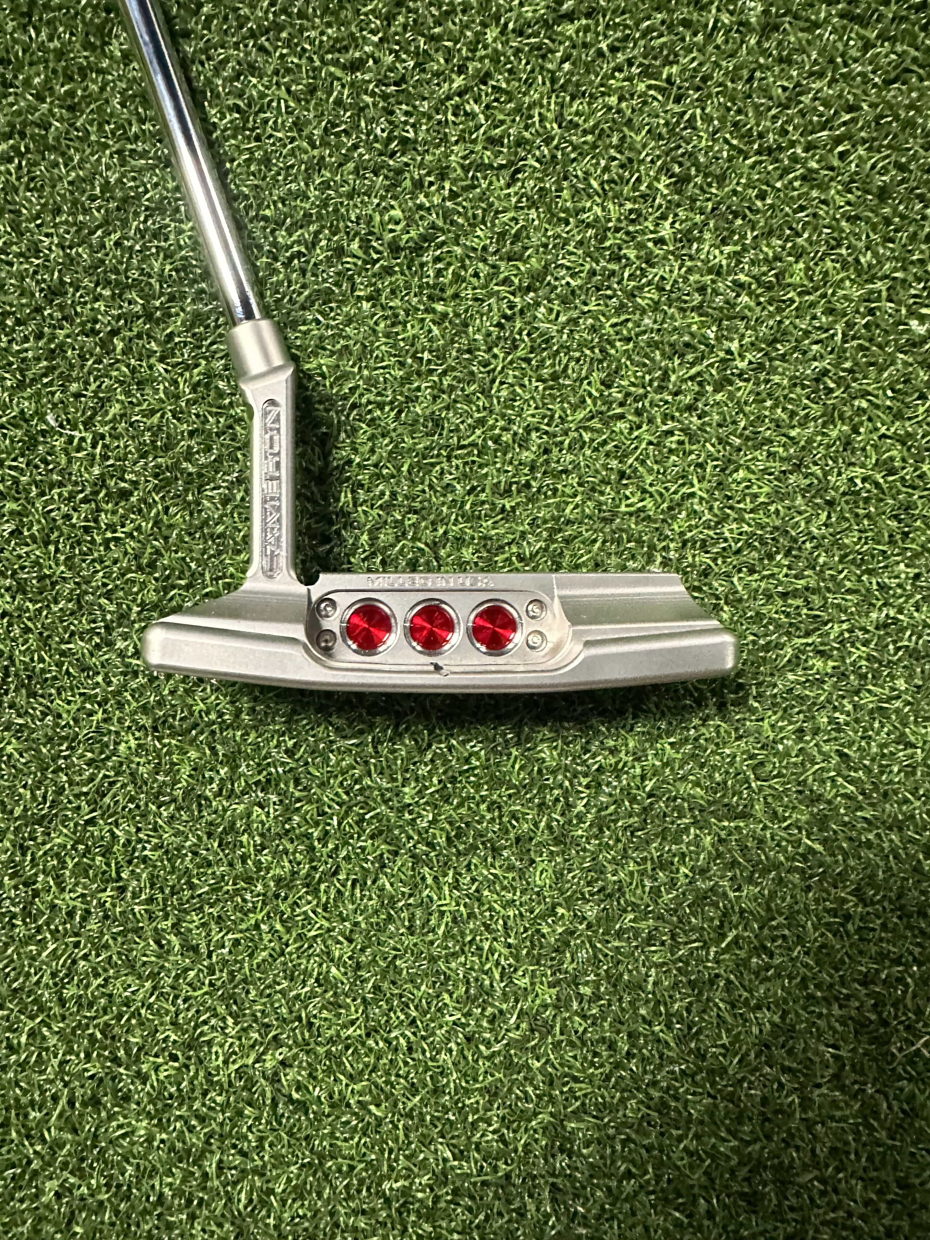 Putter Scotty Cameron Studio Style Newport 2 Personnalisé - Arbre Stability One, Finition DLC Noire, Longueur 35 Pouces